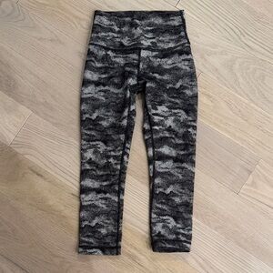 Lululemon Wunder Under Hi-Rise Tight
Luon Hazy Days Black White size 4
